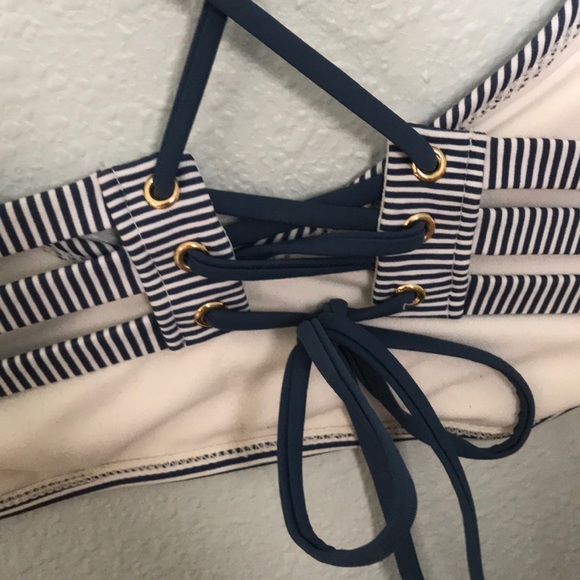 Cross-back bathing suit top - Picture 3 of 3